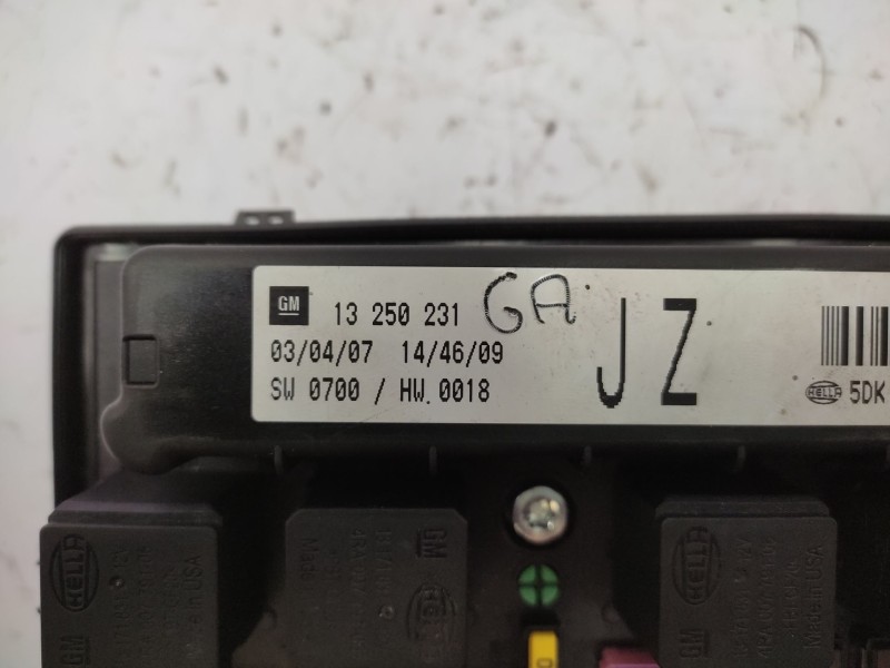 Caja Reles / Fusibles 13250231  - Opel Astra H Ber. 1.6 16v 3