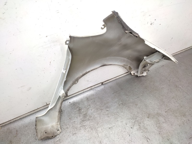 Recambio de aleta delantera izquierda para toyota auris hybrid active referencia OEM IAM 5380202130  