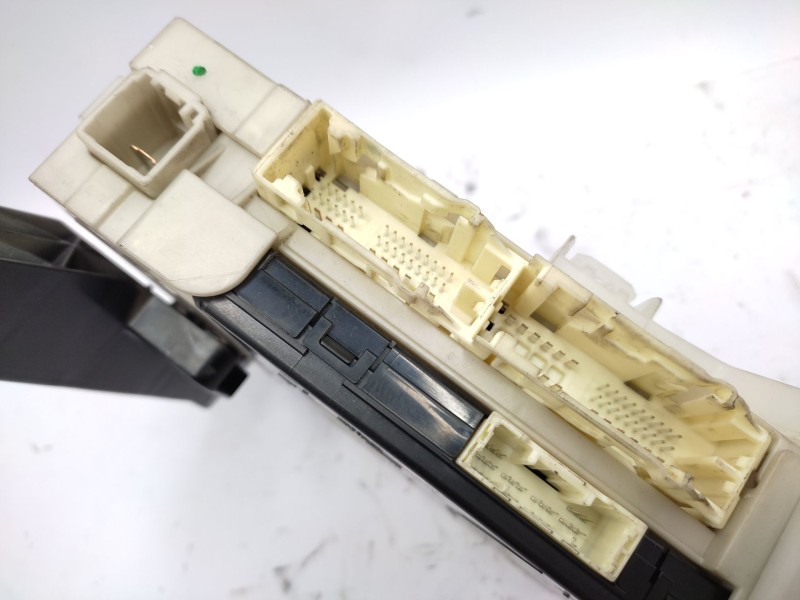Recambio de caja reles / fusibles para toyota auris hybrid active referencia OEM IAM   