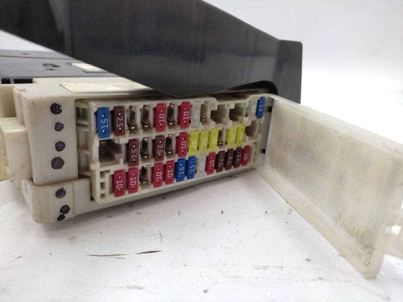 Recambio de caja reles / fusibles para toyota auris hybrid active referencia OEM IAM   