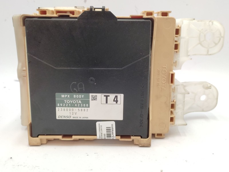Caja Reles / Fusibles 8273042811  - Toyota Rav 4 5