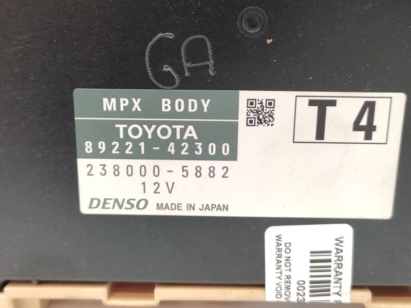 Caja Reles / Fusibles 8273042811  - Toyota Rav 4 6