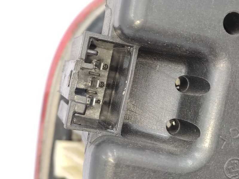 Recambio de piloto trasero izquierdo interior para bmw 3 (e46) 320 d referencia OEM IAM  63218364923 