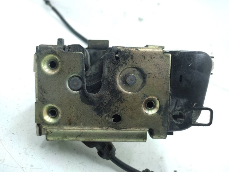 Recambio de cerradura puerta trasera derecha para citroën c3 1.4 hdi referencia OEM IAM 9138C1 46977980 