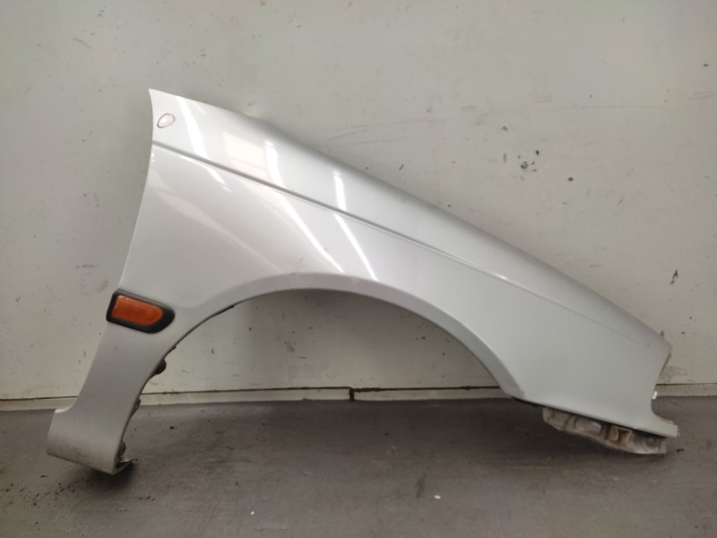 Recambio de aleta delantera derecha para toyota avensis (_t22_) 1.6 (at220_) referencia OEM IAM   