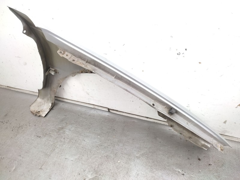 Recambio de aleta delantera izquierda para toyota avensis (_t22_) 1.6 (at220_) referencia OEM IAM   