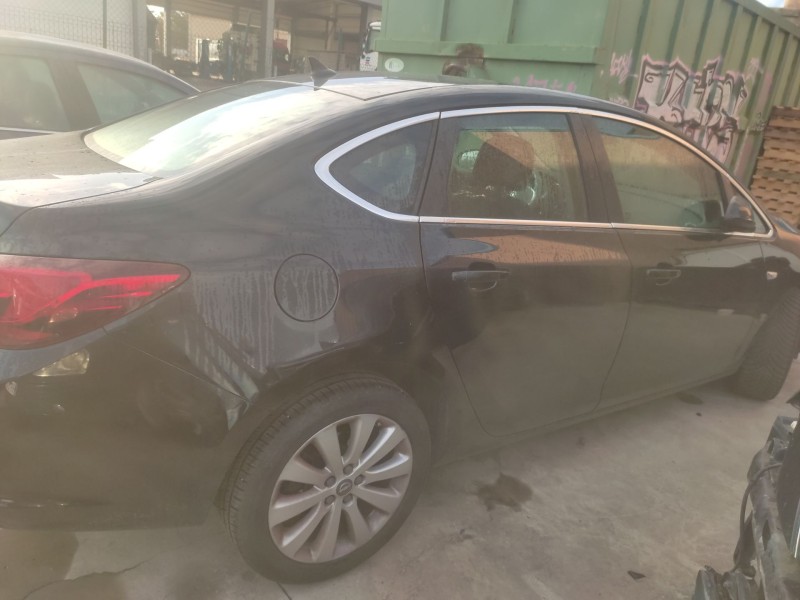 opel astra j sedán del año 2015