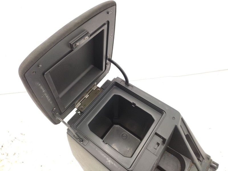Recambio de apoyabrazos central para nissan patrol gr v wagon (y61) 3.0 dti referencia OEM IAM   