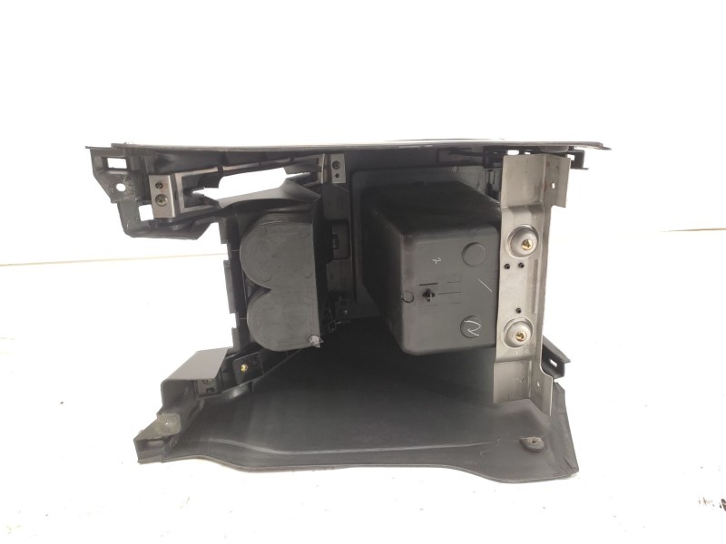 Recambio de apoyabrazos central para nissan patrol gr v wagon (y61) 3.0 dti referencia OEM IAM   