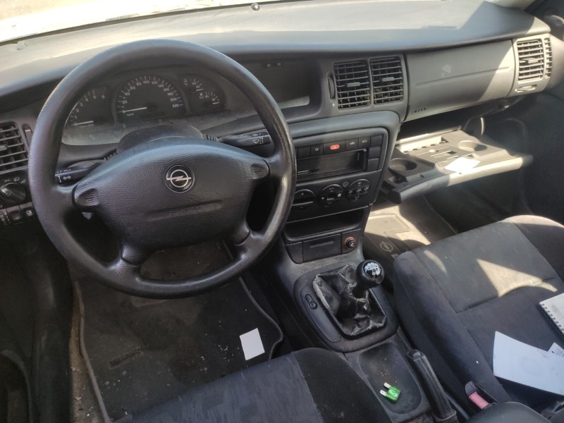 opel vectra b berlina del año 2000