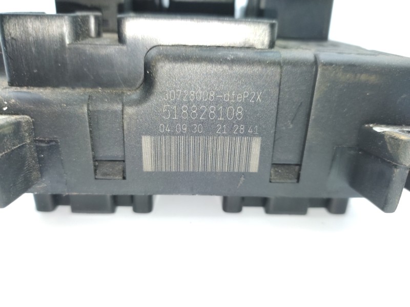 Caja Reles / Fusibles 518828108 30728008  - Volvo V70 Familiar D 5 Titanium 8