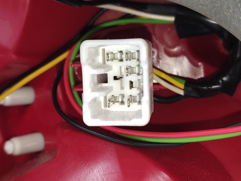 Piloto Trasero Derecho 924021h000  - Kia Cee'd Emotion 3