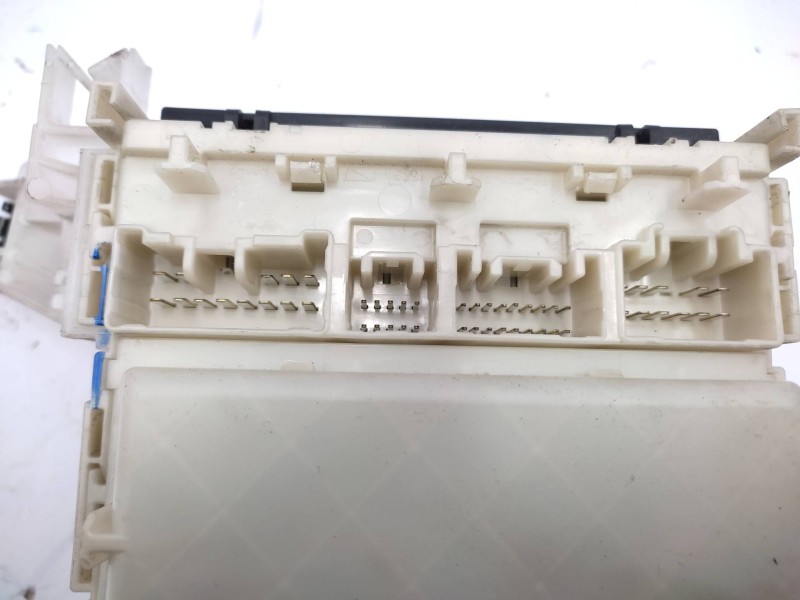 Caja Reles / Fusibles 8273002140 8274102050  - Toyota Auris 2.0 D-4d Cat 4