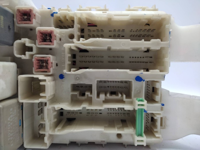 Caja Reles / Fusibles 8273002140 8274102050  - Toyota Auris 2.0 D-4d Cat 7